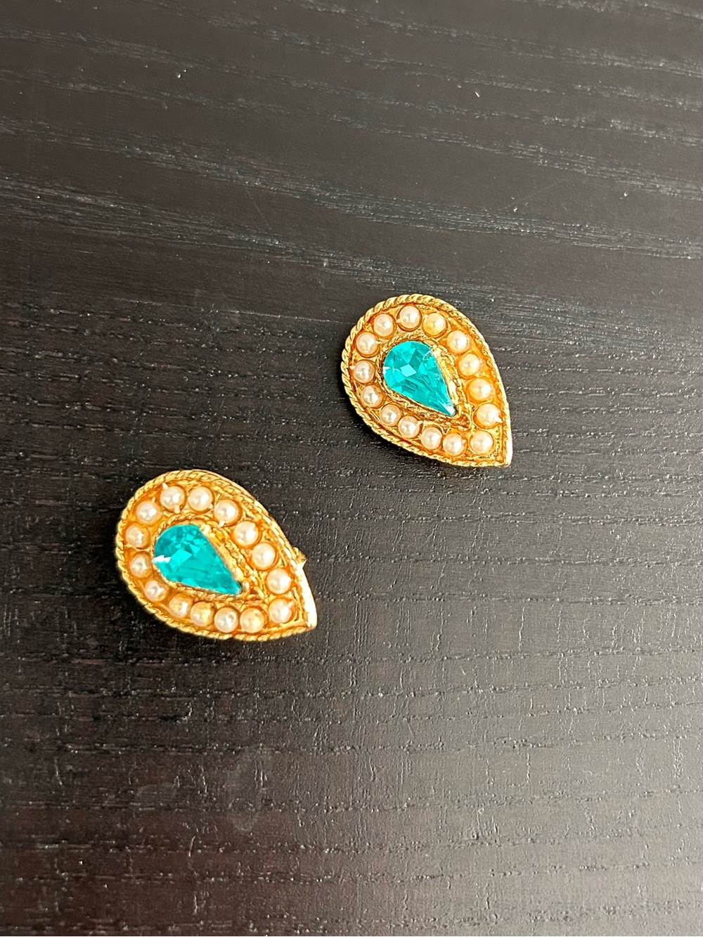 Gold-tone Teardrop Faux Pearl Earrings with Vibrant Teal Crystal Stone Vintage! - Picture 6 of 9